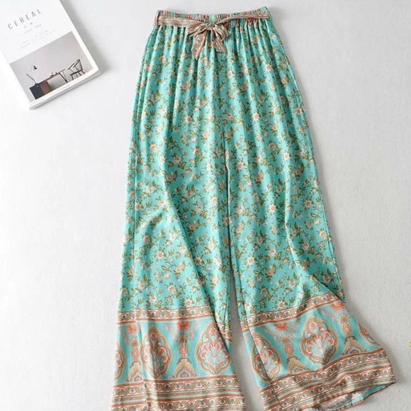 💕Sale💕 2-piece crop and pants - Picture 15 of 15